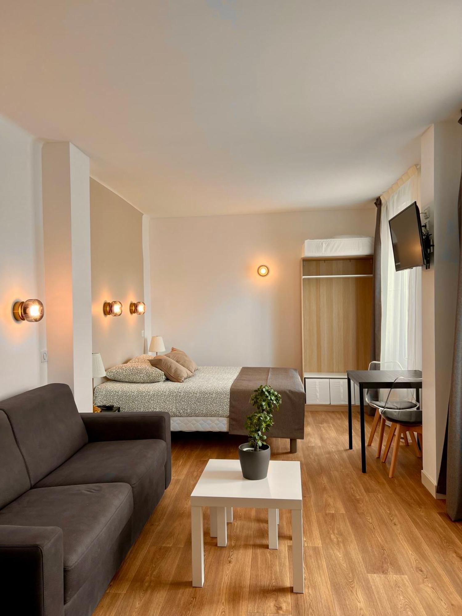 Studio 4 Pers Face Gare Sncf Appart Hotel Le Cygne D4 ブールジュ エクステリア 写真